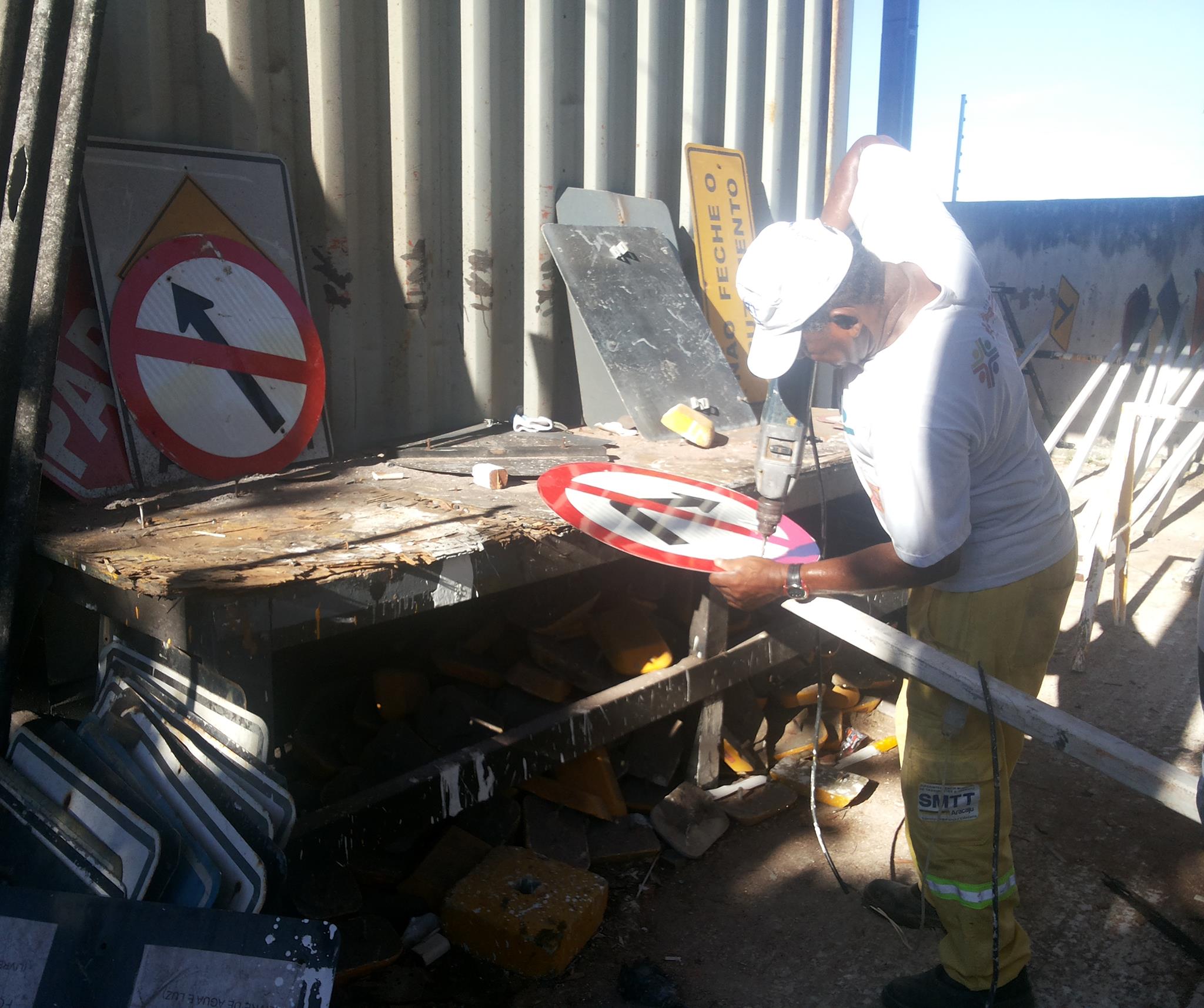 Reimplantação de placas de trânsito por motivo de furto representa 25% da instalação trimestral - SMTT Aracaju